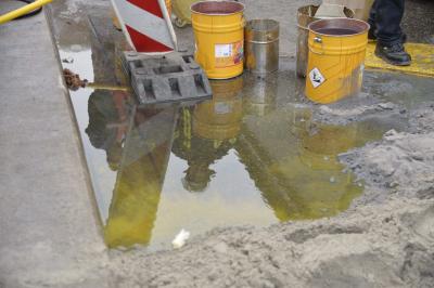 Esslingen-Zell: Mehrere hundert Liter Diesel aus LKW auf der Sirnauer Bruecke ausgelaufen